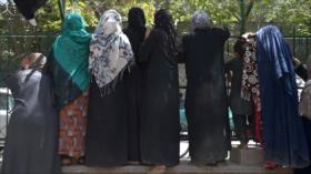 Sondeo: Talibán seguirá su antigua política sobre las mujeres