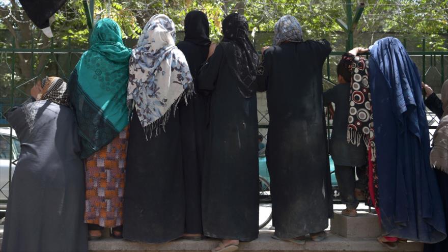 Sondeo: Talibán seguirá su antigua política sobre las mujeres