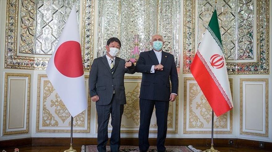 El canciller de Japón, Toshimitsu Motegi (izq.) saludando a su homólgo persa, Mohamad Yavad Zarif (dcha.) en Teherán, capital de Irán. 22 de agosto de 2021. (Fuente: Tasnim) 
