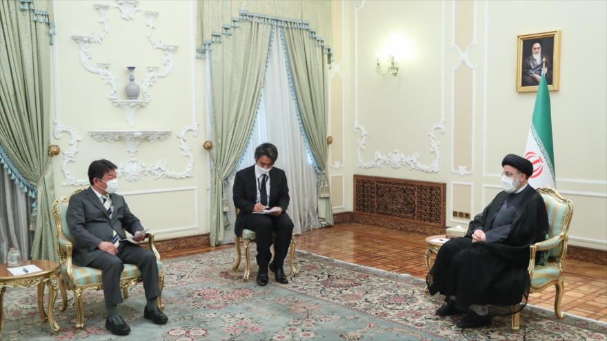El presidente de Irán, Ebrahim Raisi (dcha.) mantiene una reunión con el canciller de Japón, Toshimitsu Motegi (izqda.) en Teherán, capital iraní. 22 de agosto de 201. (Fuente: Tasnim) 
