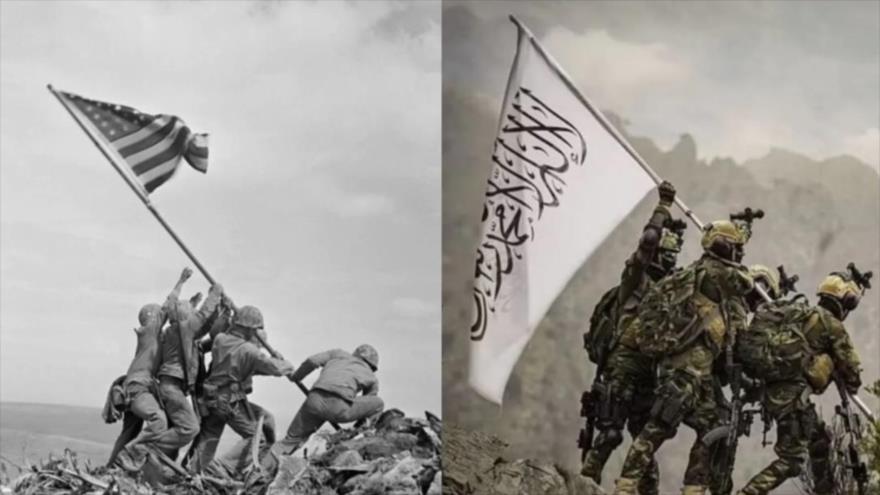 Los talibanes con camuflaje y equipo de combate (dcha.) simulan la icónica foto de las tropas estadounidenses (izda.) en la II Guerra Mundial.