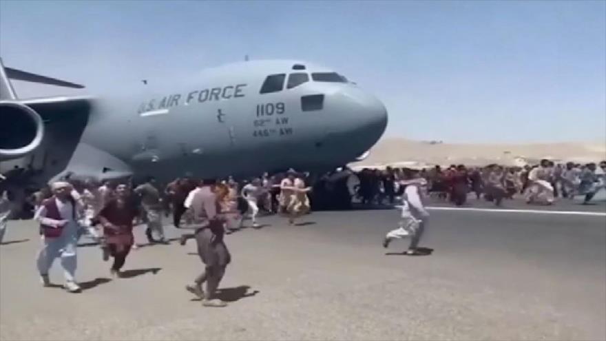 Talibán ve las huellas de EEUU detrás de caos en aeropuerto de Kabul