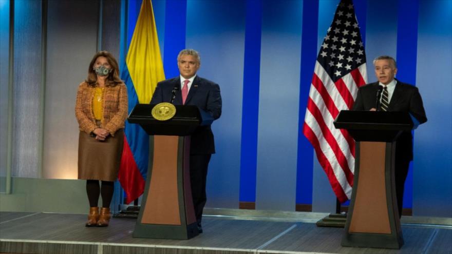 El presidente de Colombia, Iván Duque (dcha.) y el embajador estadounidense, Philip Goldberg, hablan en Bogotá, 20 de agosto de 2021.