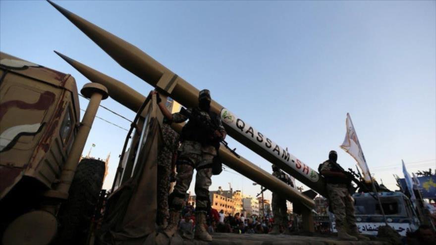 Combatientes de HAMAS exhiben sus misiles durante un desfile militar en la Franja de Gaza. (Foto: Reuters)