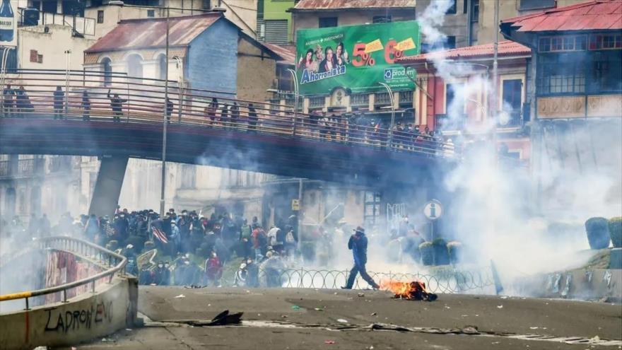 La Policía reprime a los manifestantes contra el golpe de Estado en Bolivia, 13 de noviembre de 2019. (Foto: AFP)
