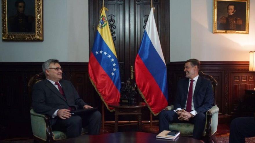 El canciller venezolano, Félix Plasencia(dcha.), se reúne con el embajador ruso en Caracas, Serguéi Melik-Bagdasárov, 24 de agosto de 2021. (Foto: AP)