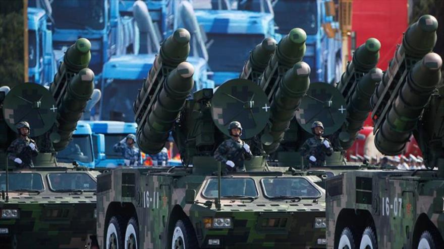 Camiones lanzacohetes del Ejército de China en un desfile militar en Pekín, la capital. (Foto: Reuters)