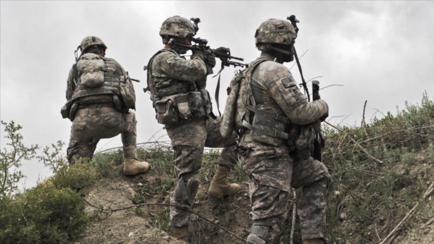 Soldados estadounidenses toman posición durante una patrulla en la aldea de Ibrahim Jel de la provincia de Jost, en Afganistán, 11 de abril de 2010. (Foto: AFP)