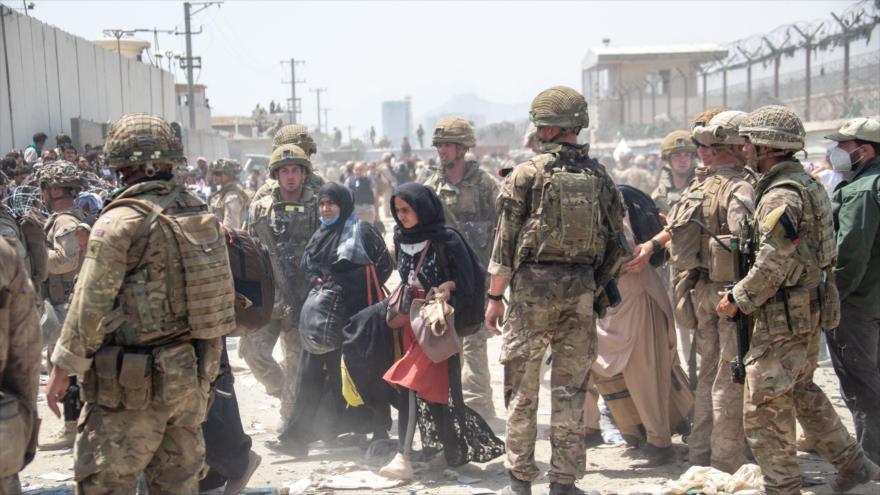 Soldados de las Fuerzas Armadas de EE.UU. y el Reino Unido en el aeropuerto de Kabul, capital de Afganistán, 21 de agosto de 2021. (Foto: AFP)