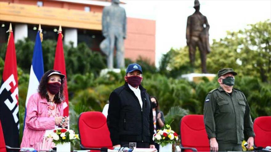 El presidente de Nicaragua, Daniel Ortega (centro), y su vicepresidenta, Rosario Murillo, durante una ceremonia en Managua.