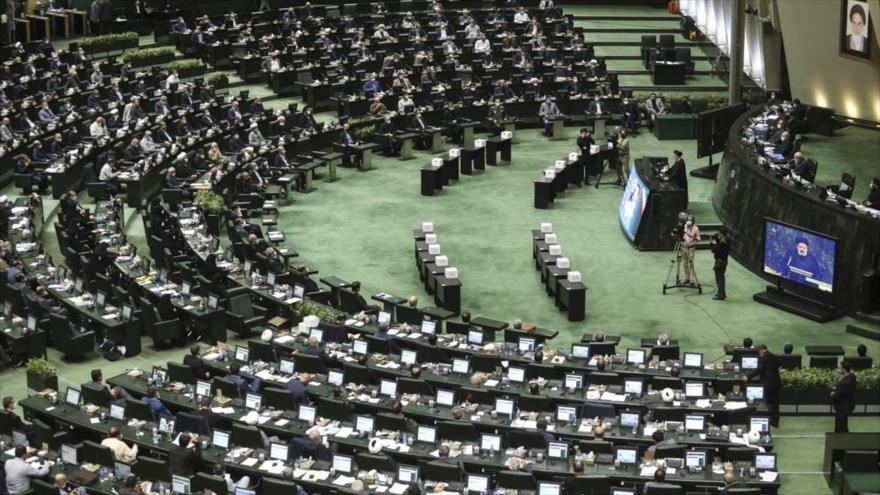 El presidente de Irán, Seyed Ebrahim Raisi, habla en el último debate del Parlamento para evaluar a sus ministros nominados, 25 de agosto de 2021.