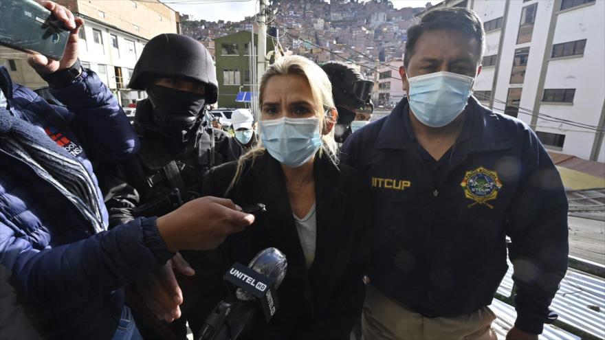 La expresidenta interina de Bolivia Jeanine Áñez, escoltada por las fuerzas de seguridad luego de ser detenida en La Paz, 13 de marzo de 2021. (Foto: AFP)