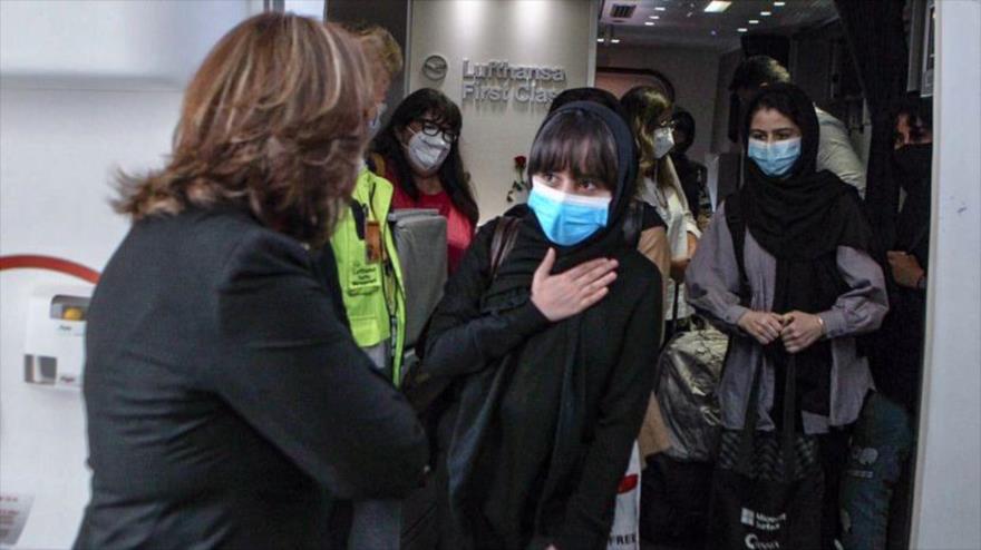 Mujeres del equipo de robótica de Afganistán a su llegada a México.