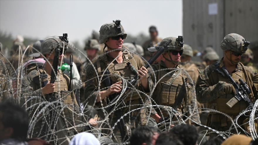 Los soldados estadounidenses montan guardia detrás de un alambre de púas cerca del aeropuerto de Kabul, 20 de agosto de 2021. (Foto: AFP)