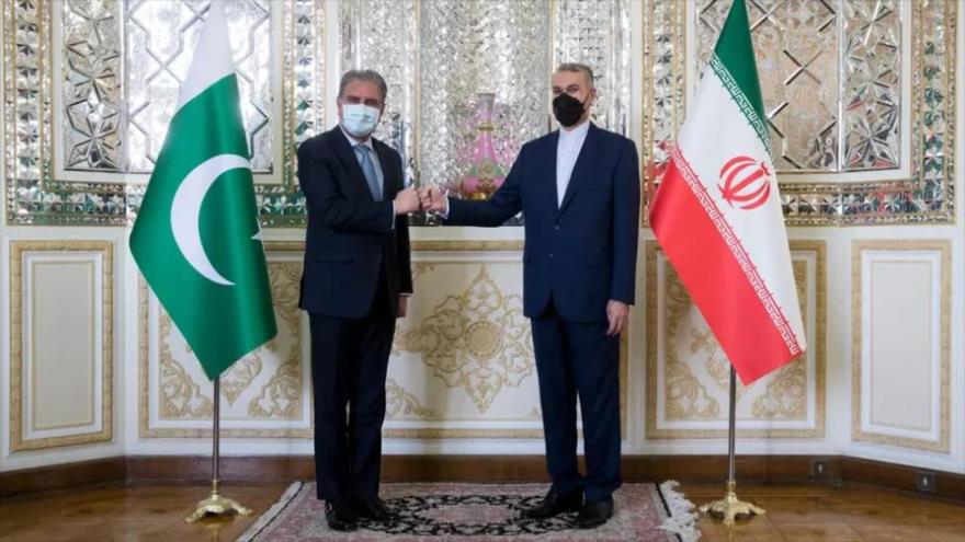El canciller iraní, Hosein Amir Abdolahian (dcha.), y su par paquistaní, Shah Mahmud Qureshi, se reúnen en Teherán, capital persa, 26 de agosto de 2021.