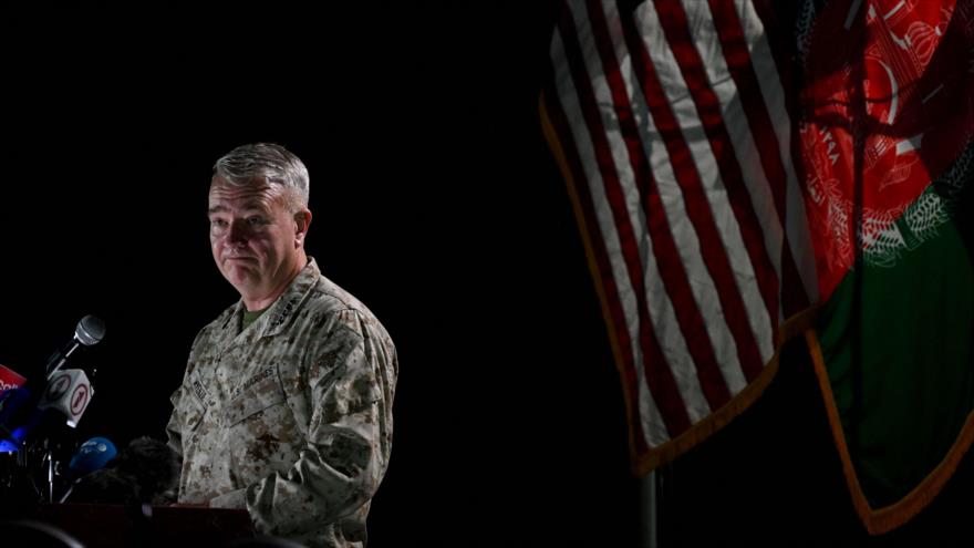 El general Frank McKenzie, comandante del Centcom, habla con la prensa en Kabul, capital afgana, 25 de julio de 2021. (Foto: AFP)