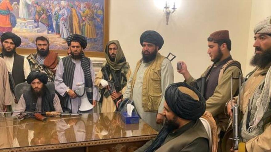Integrantes del grupo armado Talibán confiscan la embajada del Reino Unido en Kabul, capital afgana, 16 de agosto de 2021.