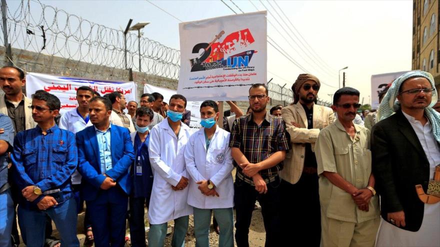 Personal de la salud yemení protesta contra la grave escasez de combustible frente a la oficina de la ONU en Saná, 14 de junio de 2021. (Foto: AFP)