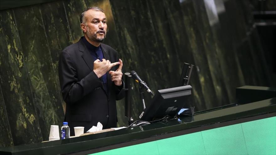 El actual canciller iraní, Hosein Amir Abdolahian, habla ante el Parlamento en un intento para obtener voto de confianza, 22 de agosto de 2021. (Foto: FARS)