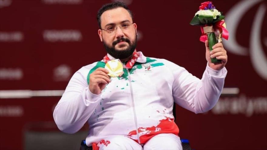 El levantador de pesas iraní Ruholá Rostami se adjudica una medalla de oro en los Juegos Paralímpicos de Tokio 2020, 28 de agosto de 2021.