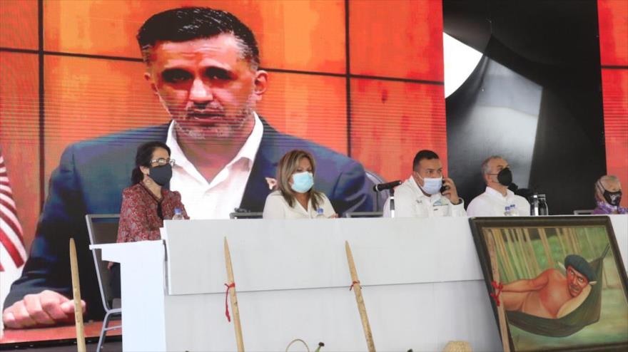El secretario ejecutivo de la ALBA-TCP, Sacha Llorenti (en la pantalla), ofrece un discurso en el segundo Foro Internacional Reencuentro con la Madre Tierra en Caracas (Venezuela), 27 de agosto de 2021.