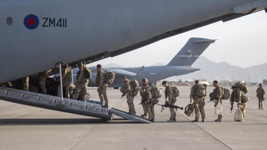 Personal militar del Reino Unido sube a un avión A400M que sale de Kabul, Afganistán, 28 de agosto de 2021. (Foto: Reuters)