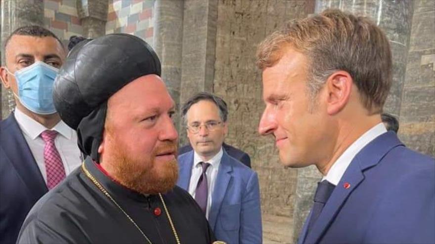 El arzobispo de Mosul, Nicodemos Daoud Matti Sharaf, y el presidente de Francia, Emmanuel Macron, en una iglesia, Irak, 29 de agosto de 2021.