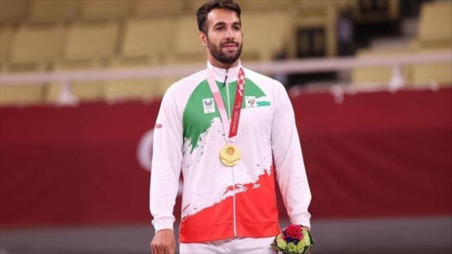 El atleta judoca iraní, Vahid Nouri, posa para una fotografía después de ganar la medalla de oro, 29 de agosto de 2021.