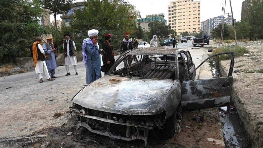 Un automóvil calcinado después de un ataque de Daesh en Kabul, Afganistán, 30 de agosto de 2021. (Foto: AFP)