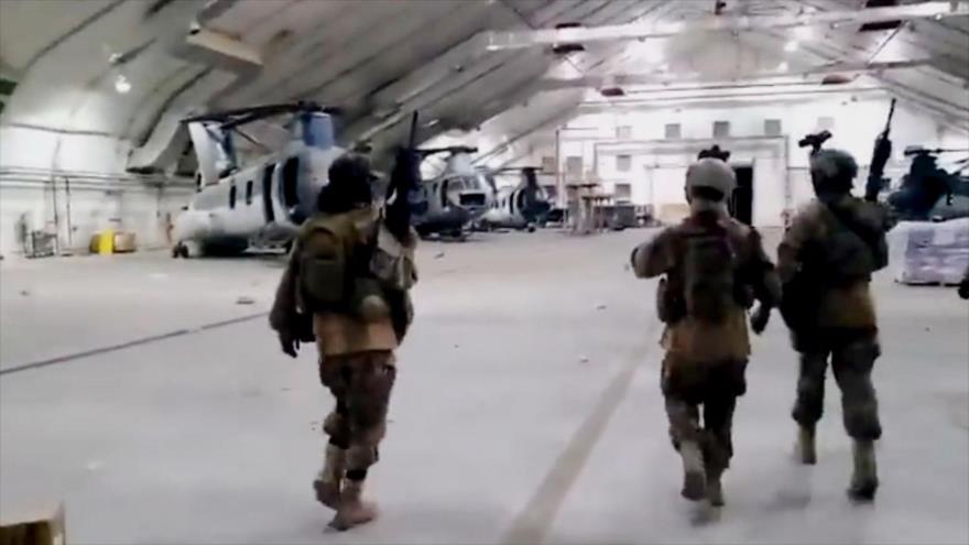 Foto captada de un vídeo muestra a los talibanes vestidos con uniforme militar estadounidense entrando en un hangar de helicópteros de EE.UU. en Kabul.