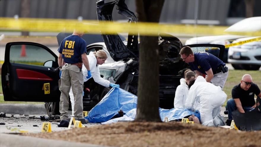 Los agentes del FBI investigan en la escena de un tiroteo ocurrido en Estados Unidos.
