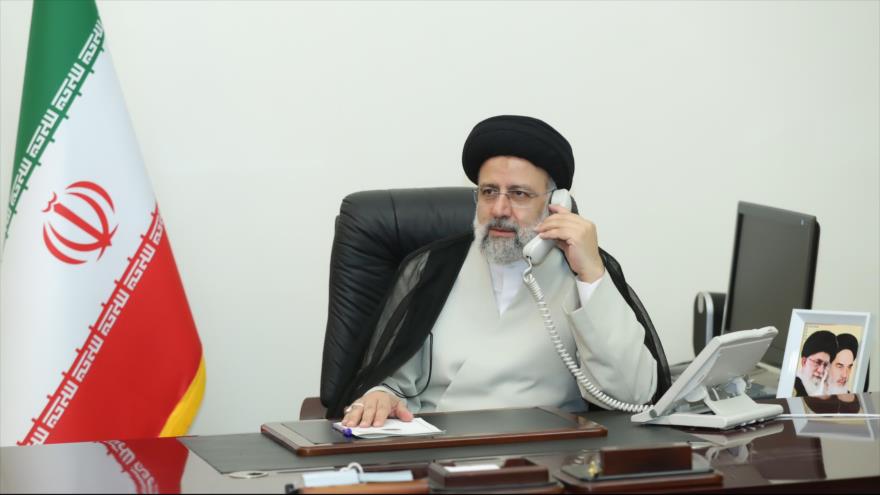 El presidente de Irán, Seyed Ebrahim Raisi, durante una llamada telefónica.