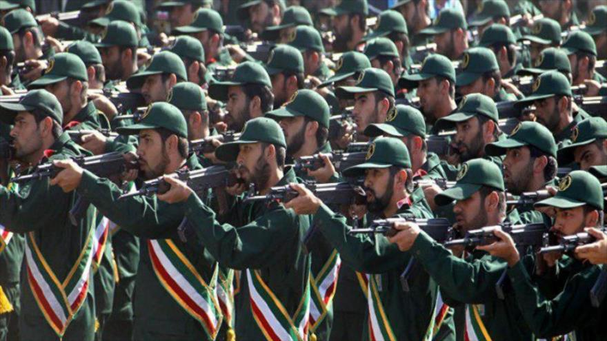 Integrantes del Cuerpo de Guardianes de la Revolución Islámica (CGRI) de Irán durante un desfile militar.