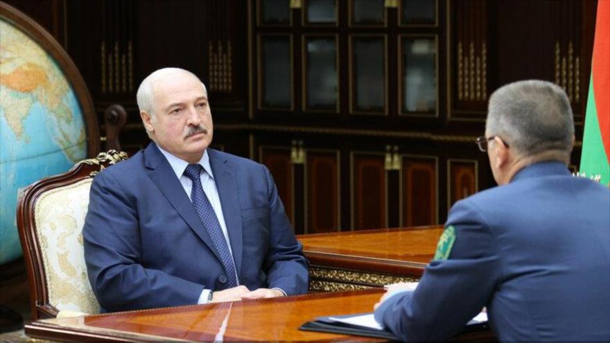 El presidente bielorruso, Alexander Lukashenko, en una reunión con el jefe de Comité Estatal de aduanas, Vladimir Orlovsky, 31 de agosto. (Foto: president.gov.by)