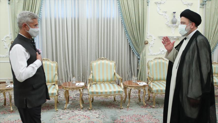 El presidente de Irán, Seyed Ebrahim Raisi (dcha.) y el canciller indio, Subrahmanyam Jaishankar, en Teherán, 6 agosto de 2021.