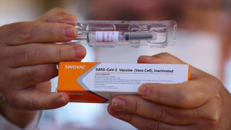 Un médico muestra una dosis de la vacuna Sinovac contra la COVID-19 en el Hospital Universitario de Brasilia, Brasil, 5 de agosto de 2020 (Foto: EPA)