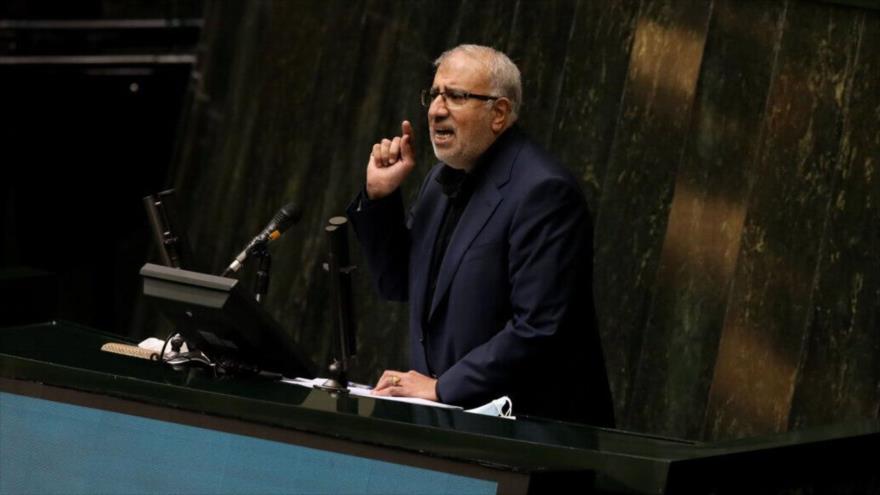 El ministro de Petróleo de Irán, Yavad Oyi, orfece un discurso ante el Parlamento, 25 de agosto de 2021. (Foto: IRNA)
