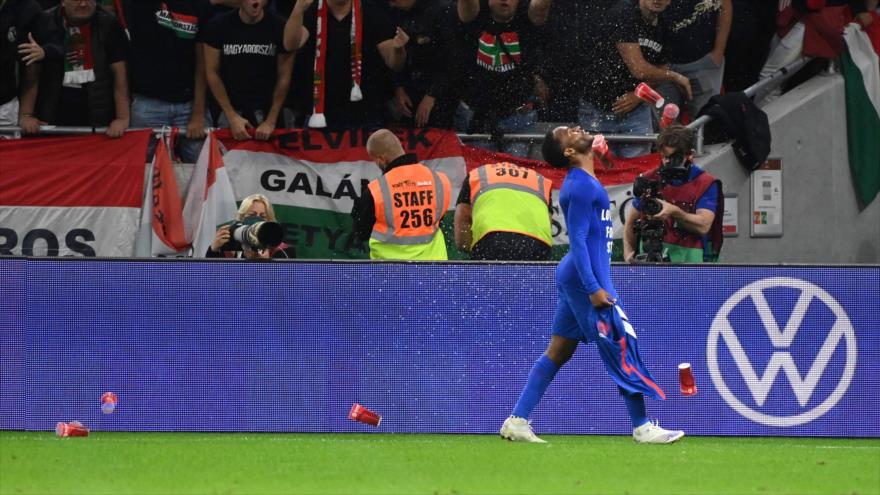 Hinchas húngaros arrojan objetos contra el delantero inglés Raheem Sterling tras anotar un gol en Budapest, 2 de septiembre de 2021. (Foto: AFP)