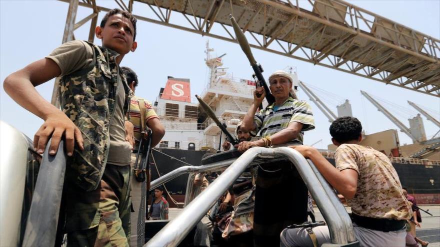 Combatiente del movimiento popular yemení Ansarolá durante una patrulla en el puerto de Al-Hudayda, Yemen, 11 de mayo de 2019. (Foto: Reuters)