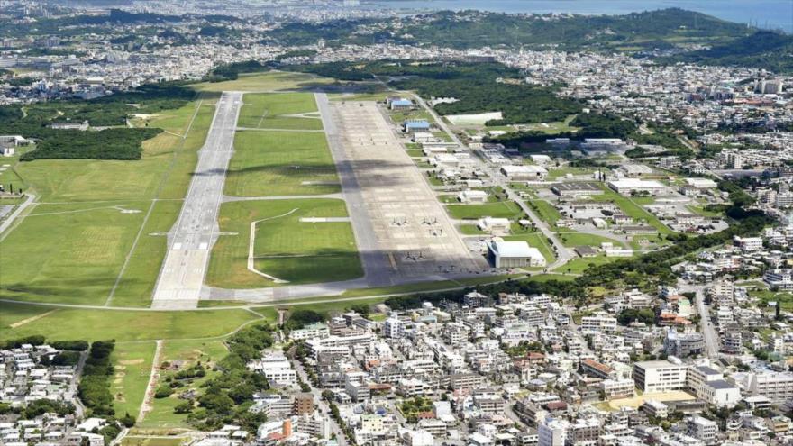 Foto aérea de la estación aérea Futenma del Cuerpo de Marines de EE.UU. en Ginowan, provincia de Okinawa, Japón.
