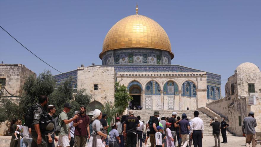 Fuerzas israelíes montan guardia, mientras un grupo de judíos ortodoxos ingresa en el complejo de la Mezquita Al-Aqsa en Al-Quds, 18 de julio de 2021.