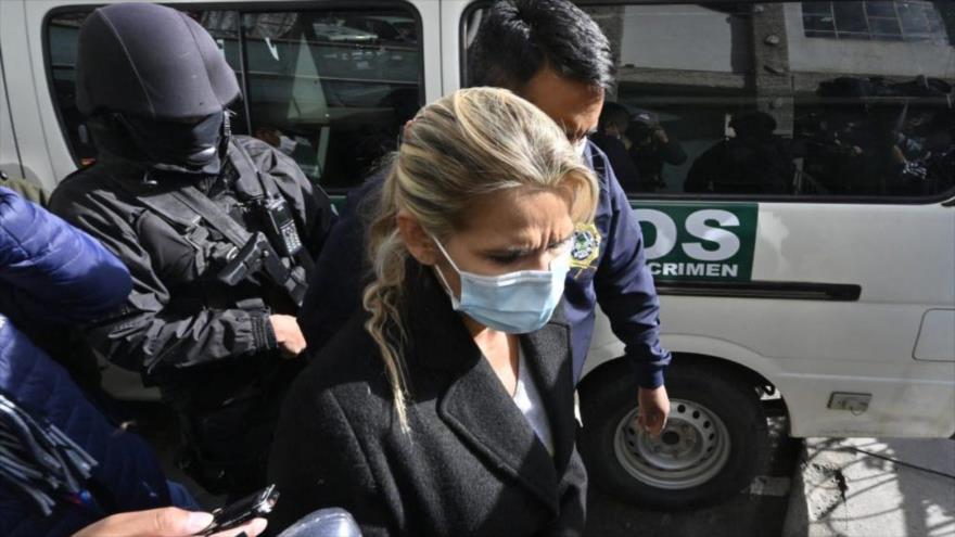 La expresidenta de facto boliviana Jeanine Áñez, es escoltada por policías de la Fuerza Especial contra el Crimen (FELCC), 13 de marzo de 2021. (Foto: AFP)