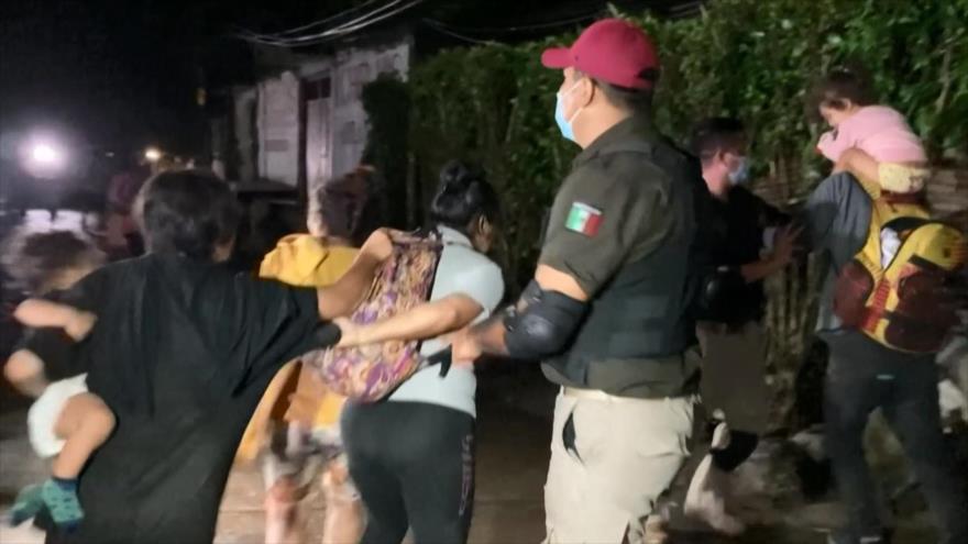 México impide por la fuerza el paso de caravana migrante hacia EEUU