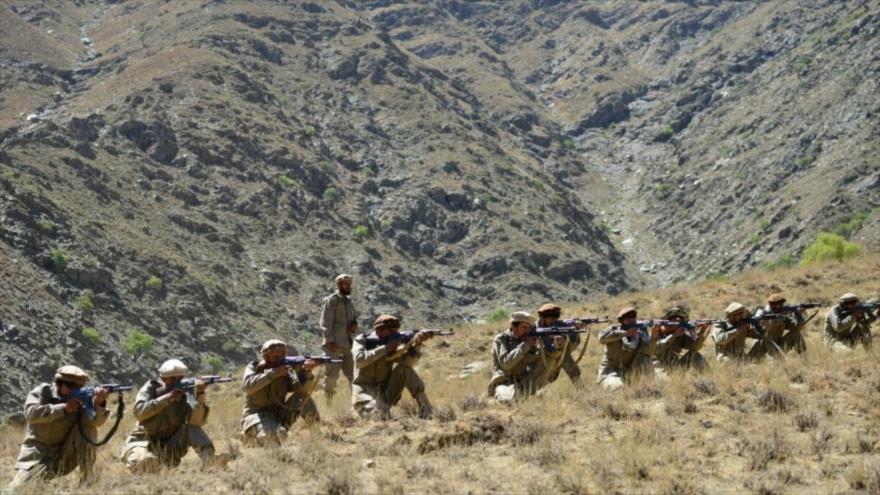 Las fuerzas afganas antitalibanes durante un entrenamiento militar en el distrito de Dara de la provincia de Panjshir, 2 de septiembre de 2021. (Foto: AFP)