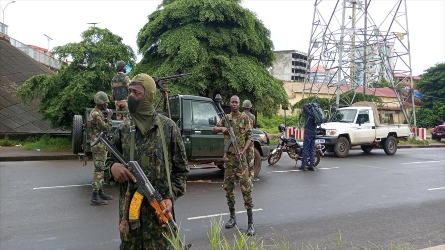 En Guinea, soldados mantienen un puesto de control tras el levantamiento que llevó al derrocamiento del presidente, Alpha Condé. Fuente: Reuters