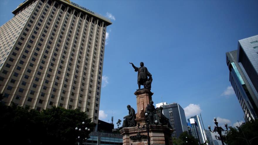 La estatua de Cristóbal Colón, situada en la Avenida Paseo de la Reforma de la Ciudad de México, antes de ser retirada el 11 de octubre de 2020.