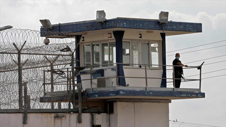 Un oficial de policía vigila desde una torre de vigilancia en prisión de Gilboa del que escaparon los seis palestinos, 6 de septiembre de 2021. (Foto: AFP)