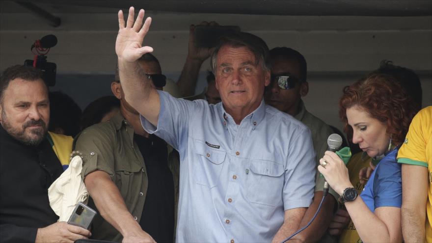 Presidente brasileño, Jair Bolsonaro, saluda a sus simpatizantes en una manifestación en Sao Paulo, Brasil, 7 de septiembre de 2021. (Foto: AFP)