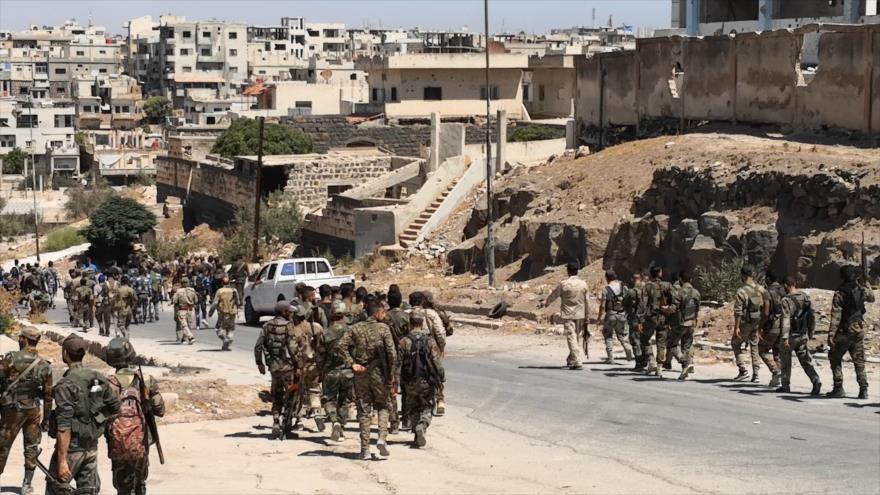 Fuerzas sirias entran en la zona de Daraa al-Balad, en el sur de la ciudad de Daraa, 8 de septiembre de 2021. (Foto: AFP)