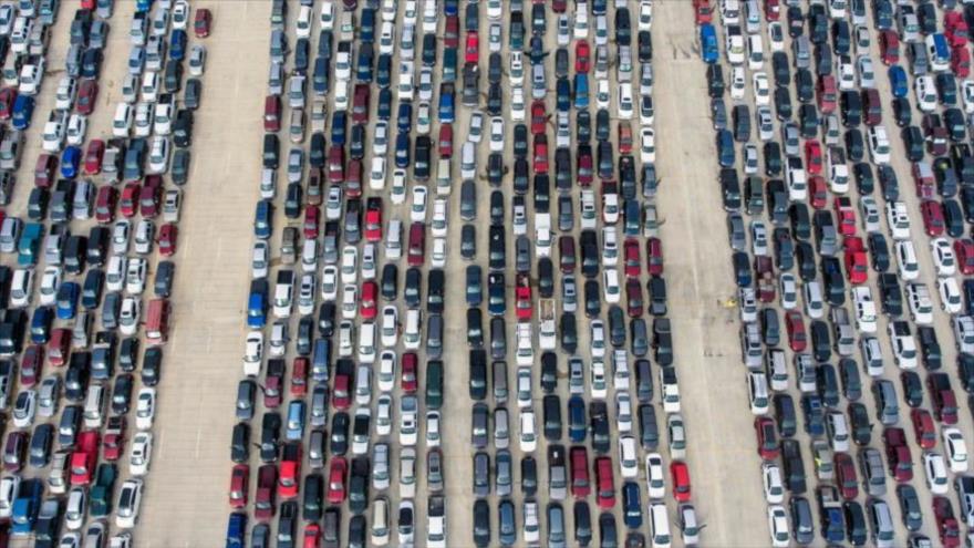 Cientos de coches guardan cola en un banco de alimentos para recibir víveres en San Antonio, Texas, 9 de abril de 2020. (Foto: William Luther)